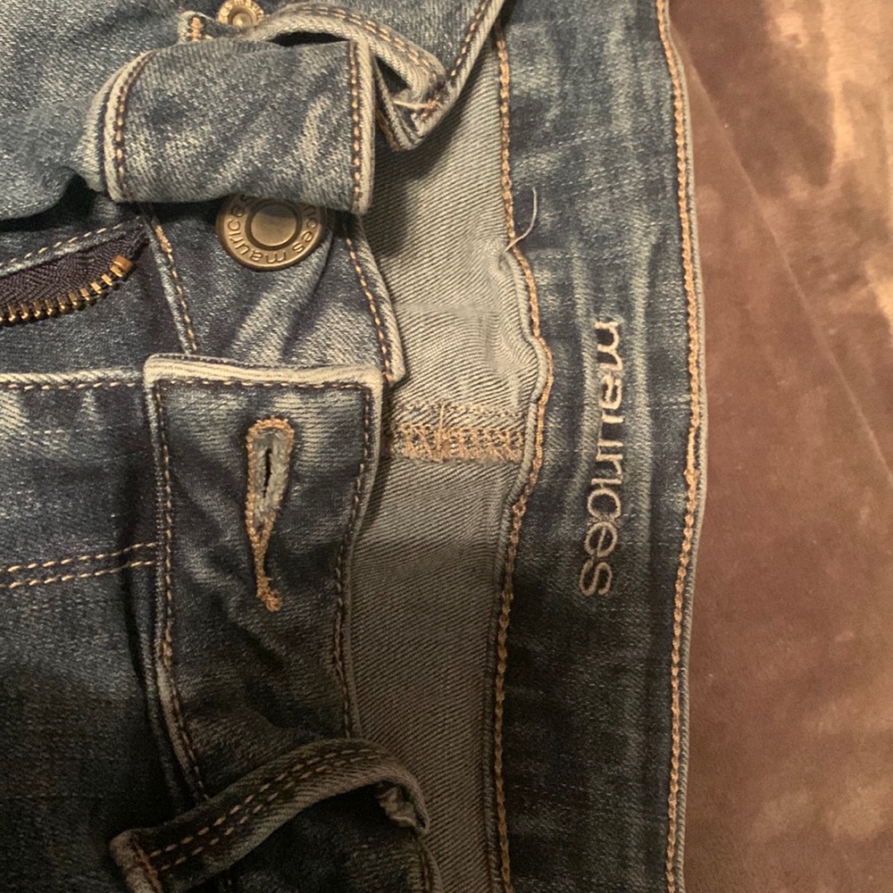 Cute jeans distressing at the ankle